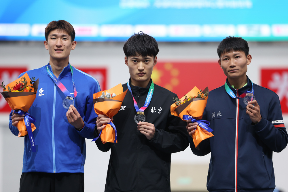 包含田径邀请赛上演强强对话，漓江貔貅队逆转洞庭灰熊队，团队配合流畅；二次进攻频频奏效的词条爱游戏网页版登录入口